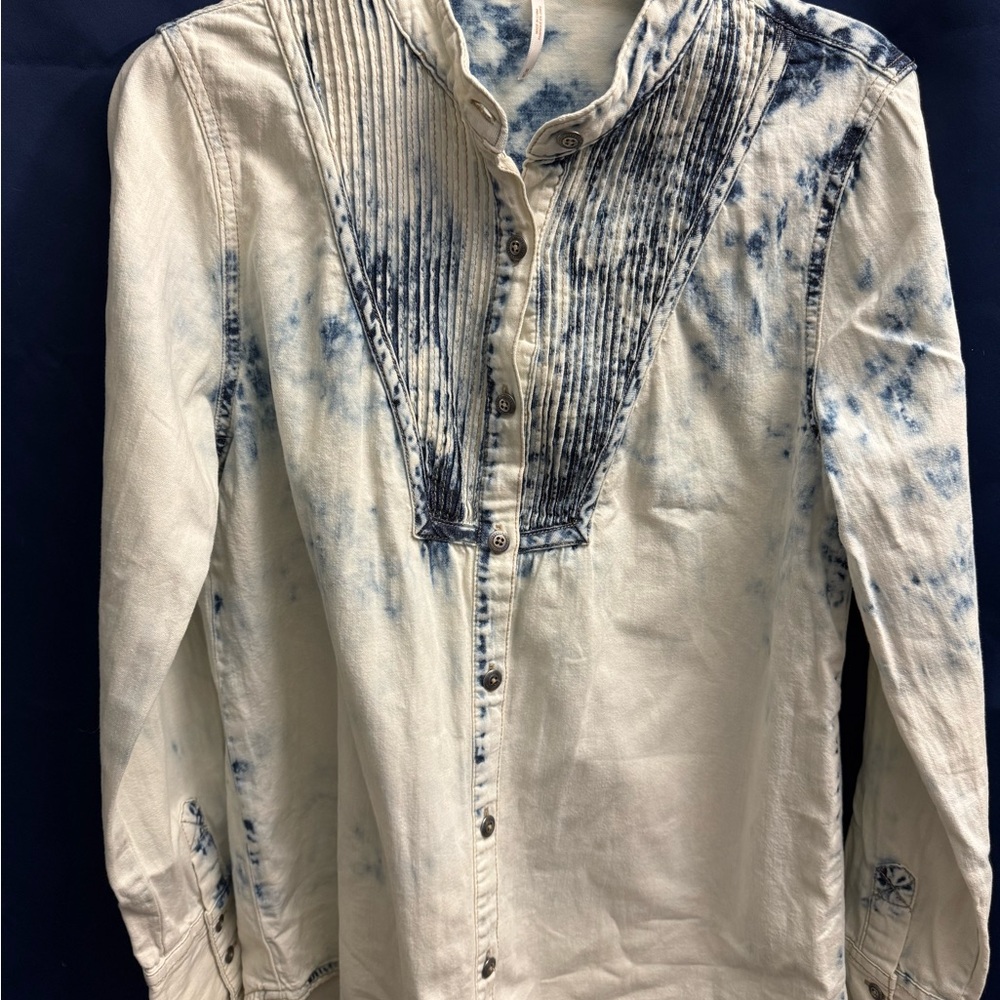 Free People Women’s Sz M Cream and Blue denim-look button down w/ pleated front